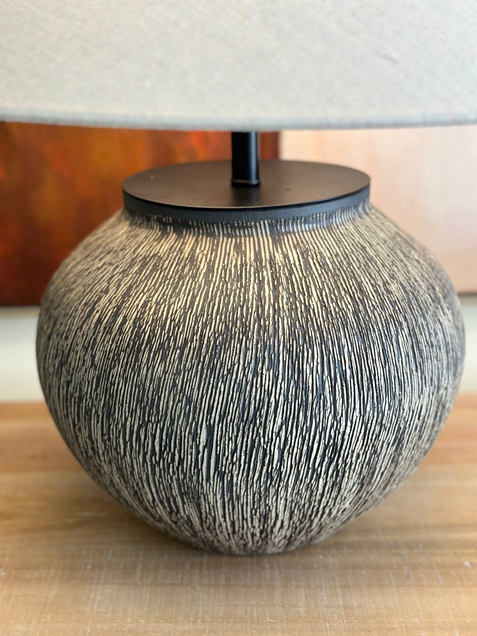 Textured Black Clay Table Lamp – Organic Modern Style (CODE 3213)