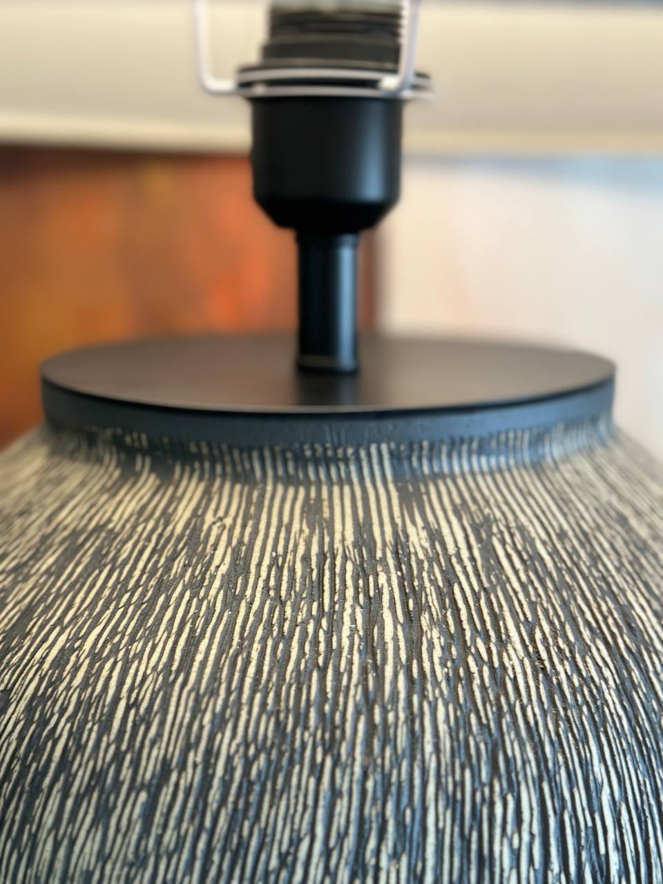 Textured Black Clay Table Lamp – Organic Modern Style (CODE 3213)