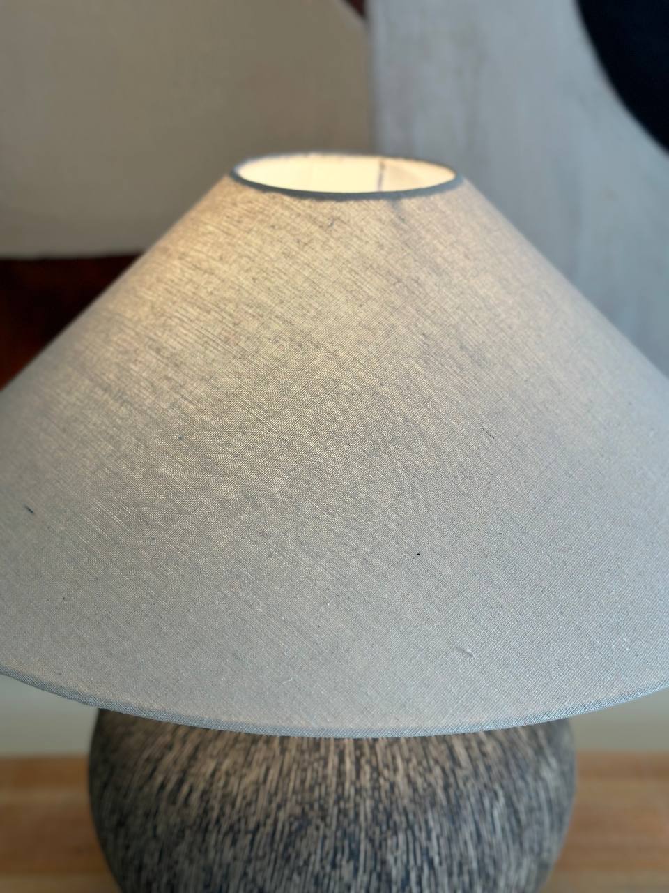 Textured Black Clay Table Lamp – Organic Modern Style (CODE 3213)