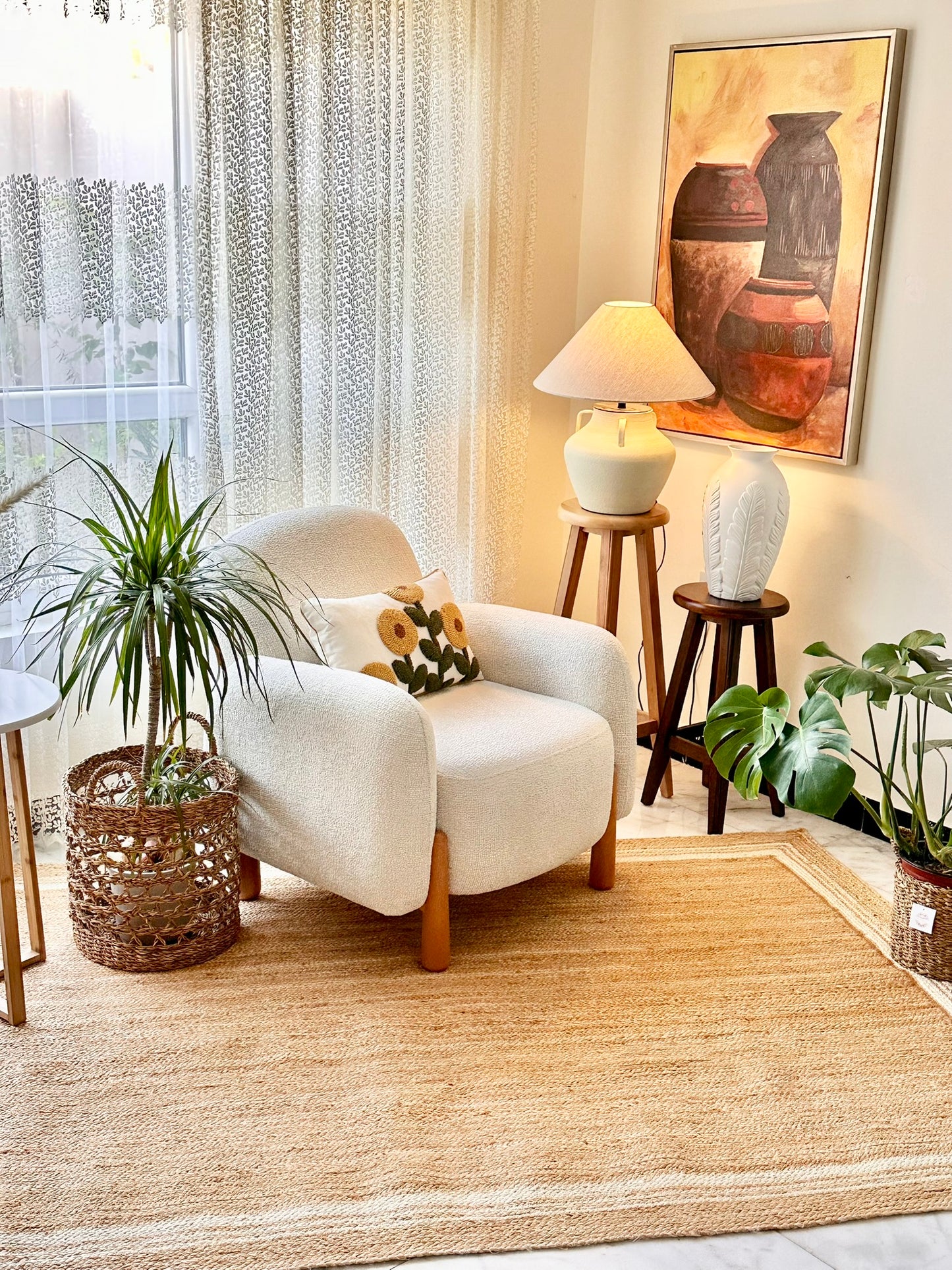 Cozy White Armchair with Wooden Legs – Modern Minimalist Design