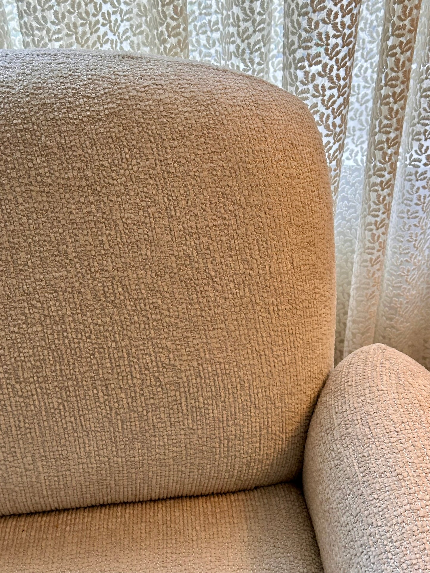 Cozy White Armchair with Wooden Legs – Modern Minimalist Design